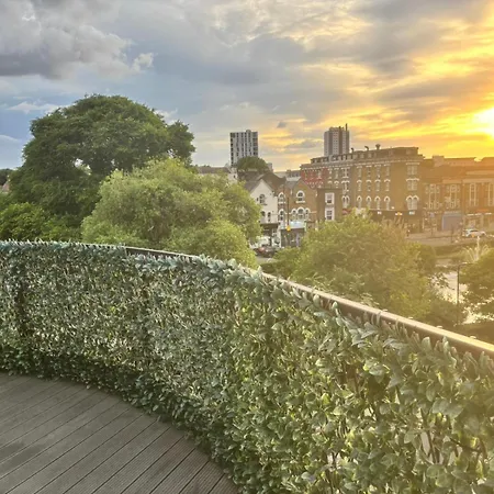 Panoramic Pondview Penthouse Apartment London Exterior photo