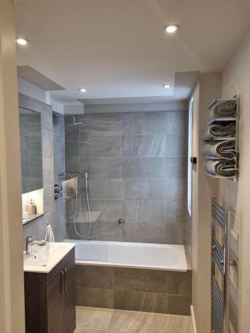 Panoramic Pondview Penthouse Apartment *