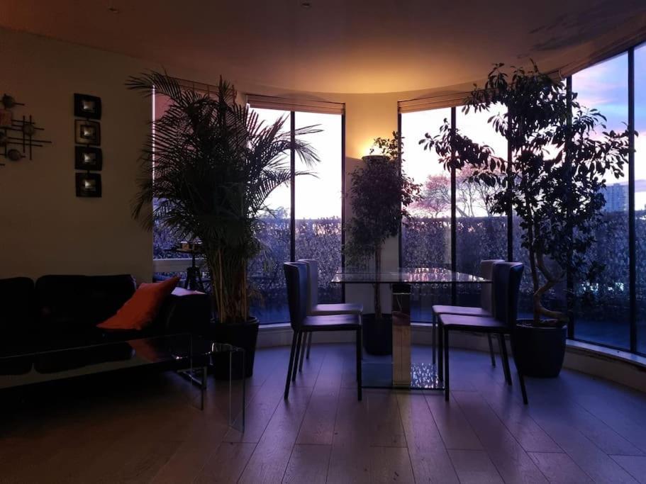 Panoramic Pondview Penthouse Apartment London